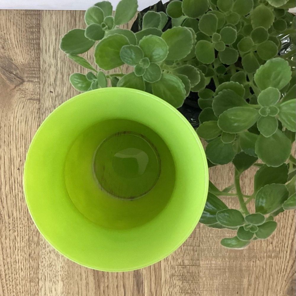 BEAUTIFUL LIME GREEN GLASS VASE - Picture 2 of 3